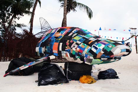 ว่าด้วยเรื่องของรองเท้าแตะ whale shark flip flop art kenya