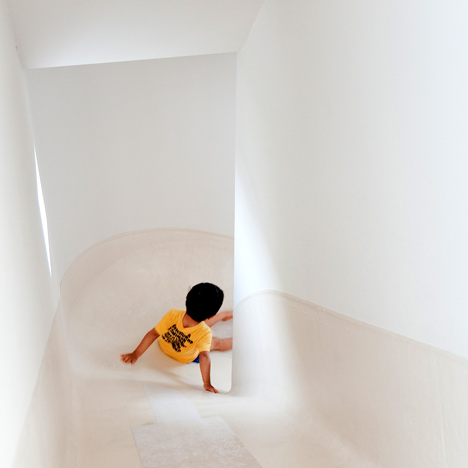บ้านนี้มีไม้ลื่นรอบบ้าน แทนบันได… “House with SLIDE”